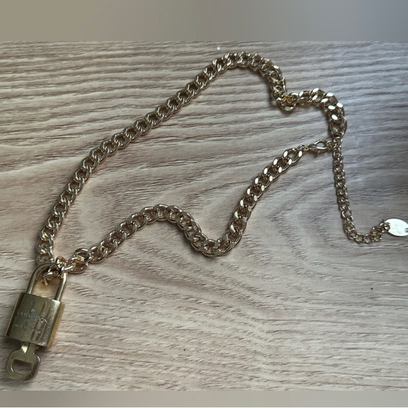 π₯#306 LOUIS VUITTON LOCK & KEY NECKLACEπ₯ - Picture 4 of 8